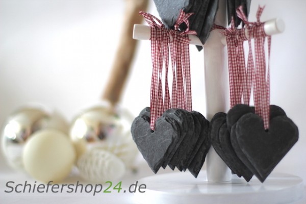 Schieferherzen als Baumbehang